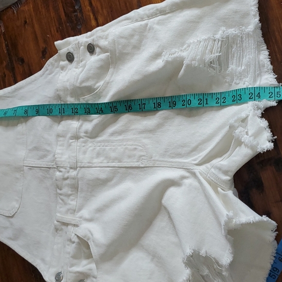 Entro Distressed White Denim Overall Shorts - Picture 11 of 12
